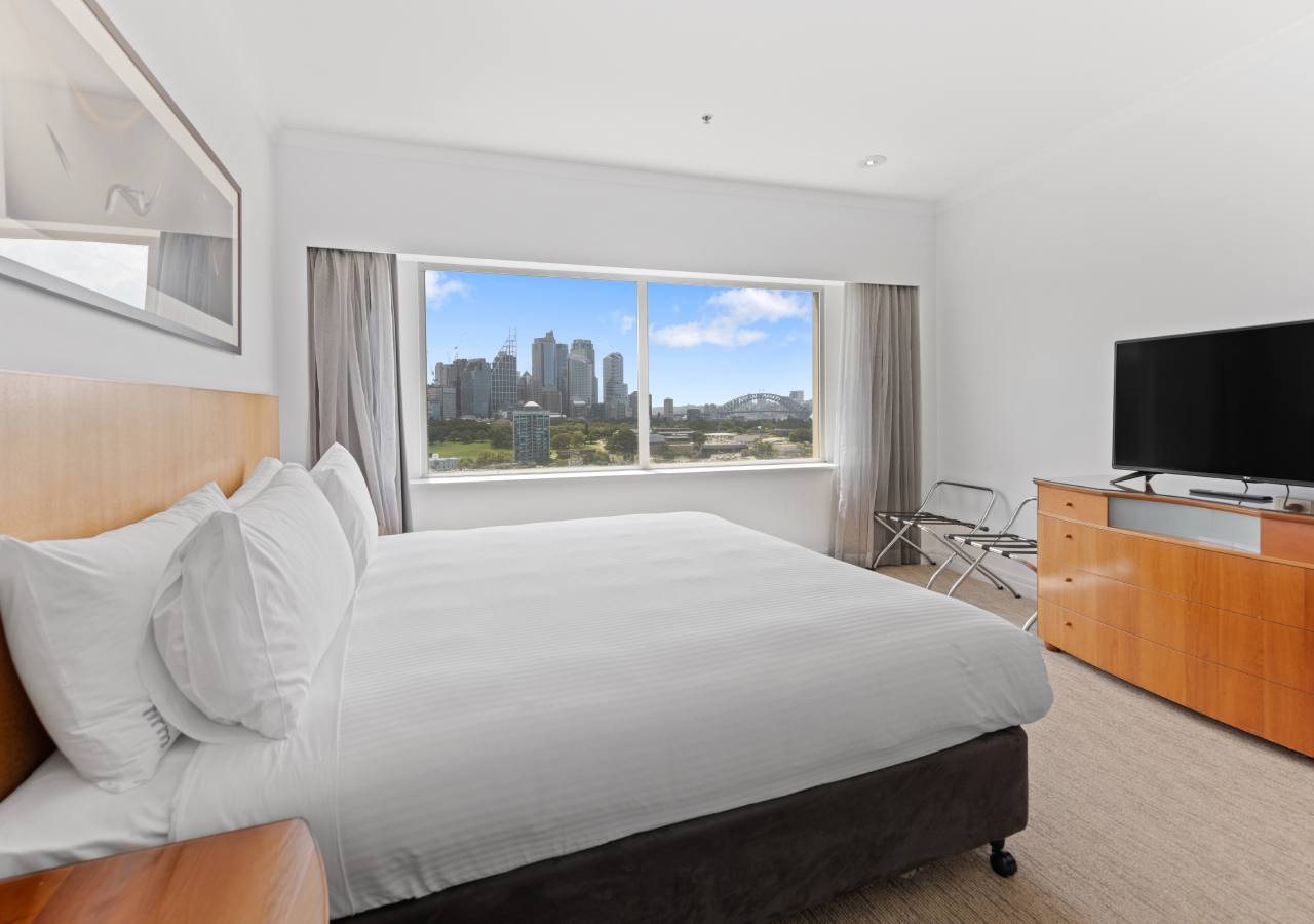King Harbour View guestroom at Holiday Inn Sydney Potts Point