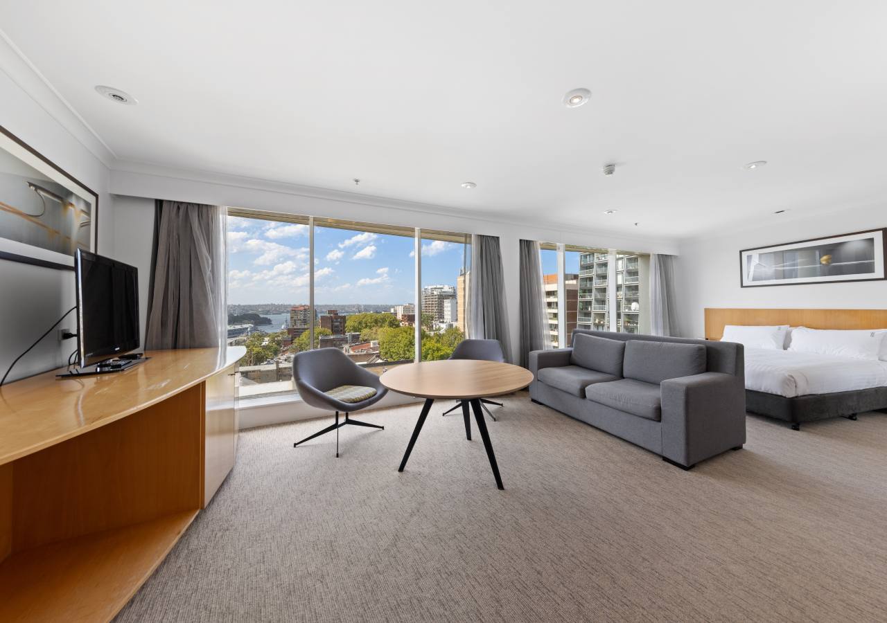 Upper Floor guestroom at Holiday Inn Sydney Potts Point